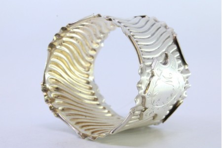  Argola de guardanapo em prata com relevos canelados e recortados com cartela para monograma.